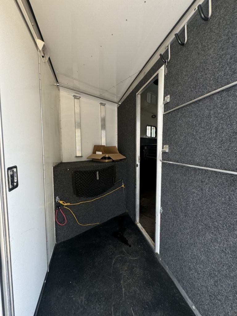 2004 SilverLite 8210 2H Living Quarter - Image 7