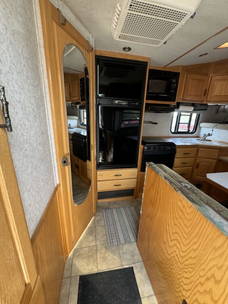2004 SilverLite 8210 2H Living Quarter - Image 11