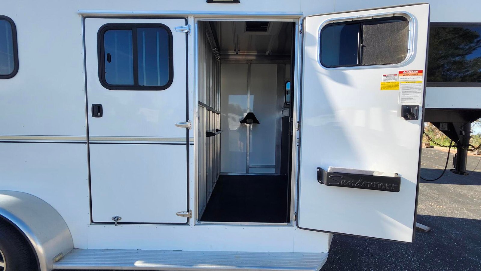 2015 Sundowner Trailers GN 2H Charter TRSE - Image 6