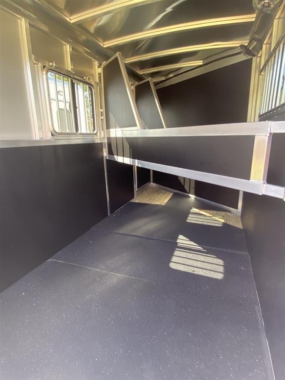 2012 Lakota Charger 3 Horse Gooseneck Trailer - Image 14