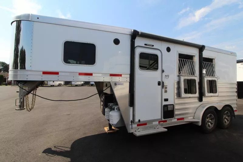 2022 Exiss Escape 7204 2 Horse Weekender 4ft Living Quarters - Image 4