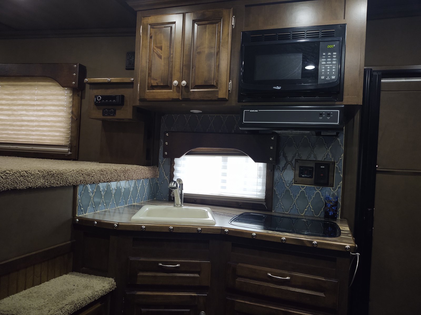 2018 Sundowner 8010 RS 3 Horse Gooseneck Trailer - Image 12