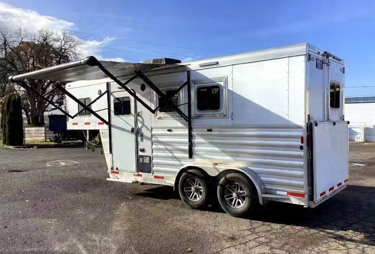 2019 Exiss Escape 7204 2 Horse Weekender Gooseneck Trailer - Image 7
